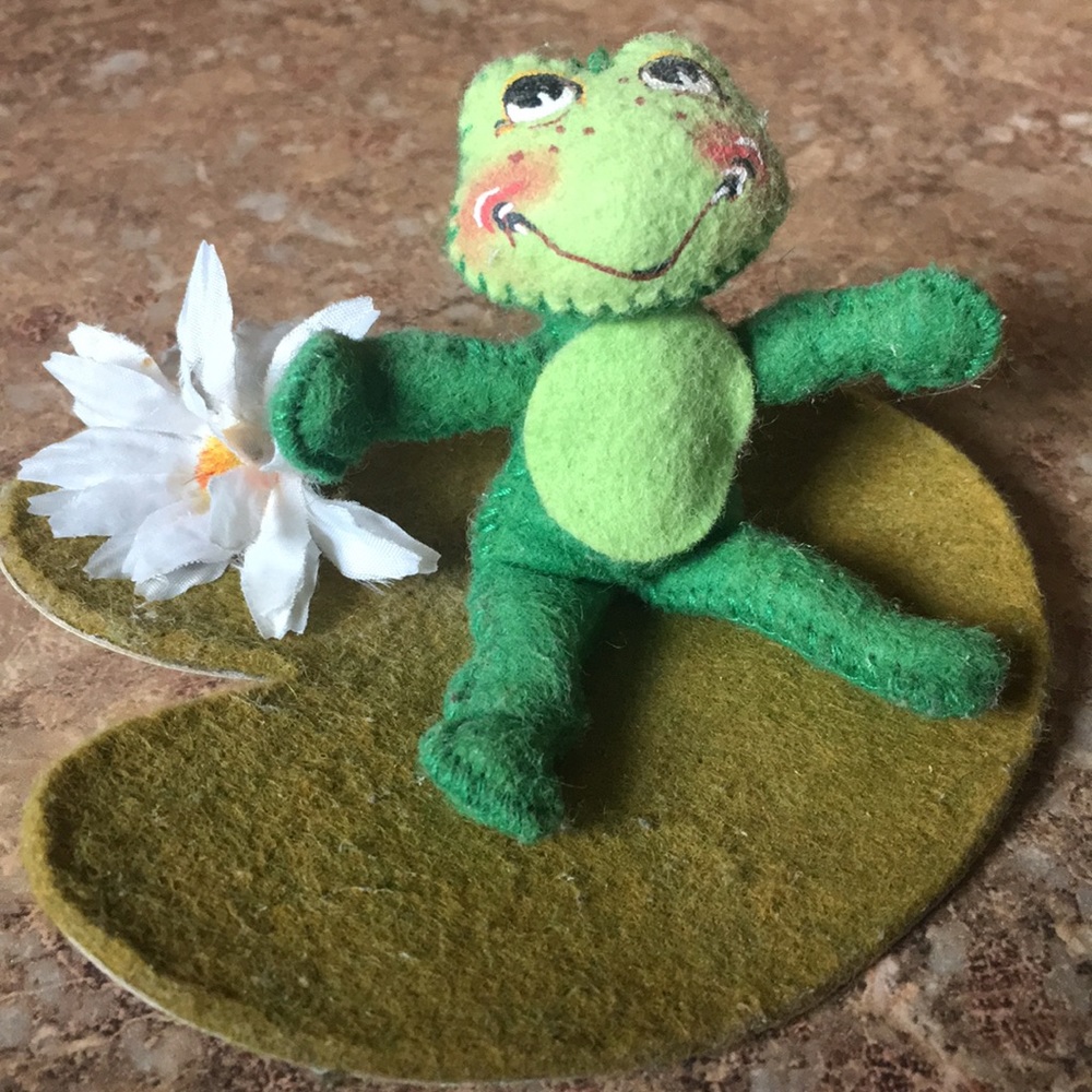 Annalee 1997 frog on lily pad